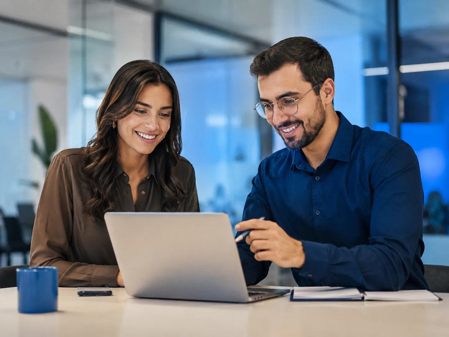 Profissional utilizando notebook para gestão comercial